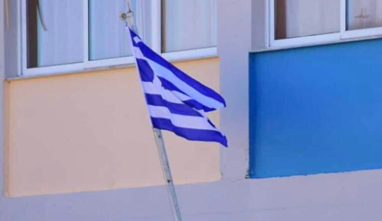 Ανήλικοι κατέβασαν και έσκισαν την ελληνική σημαία – Συνελήφθησαν οι ίδιοι και οι γονείς τους