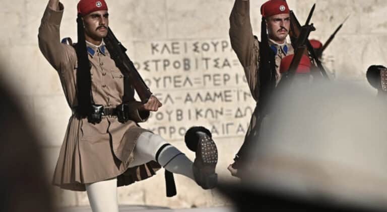 Ακοίμητοι φρουροί παρά τον καύσωνα οι Εύζωνες – Τους δίνουν παγωμένο νερό για να αντέξουν τη ζέστη, βίντεο και φωτογραφίες