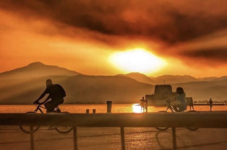 Απίστευτη εικόνα με τον καπνό που έχει κατακάψει το παpθένο ελληνικό δάσος η φωτιά σήμερα