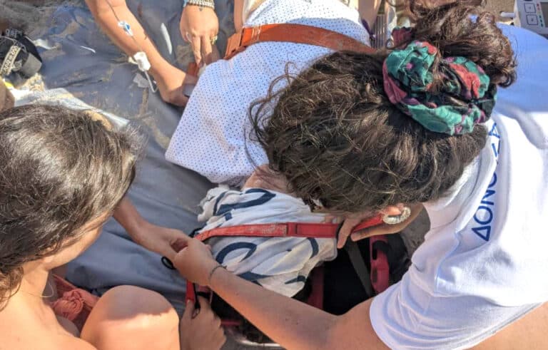 Όταν μια ομπρέλα αποκάλυψε την ανυπαρξία σχεδίου διάσωσης – Από τύχη σώθηκε νεαρή γυναίκα