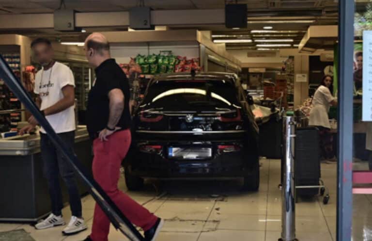 Ήθελα να ανάψω το κλιματιστικό και έκανα λάθος στον μοχλό του αυτοκινήτου, λέει η οδηγός που «εισέβαλε» σε σούπερ μάρκετ