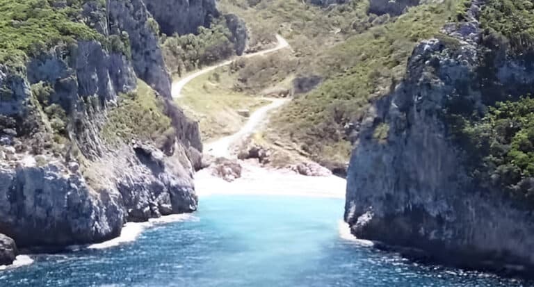 Η άγνωστη παραλία με τα κρυστάλλινα νερά μόλις δύο ώρες μακριά από την Αθήνα