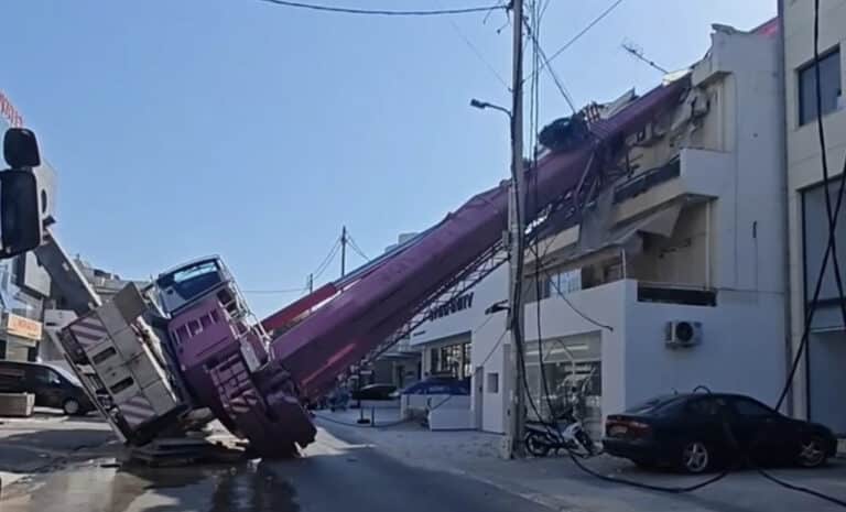 Γερανοφόρο όχημα έπεσε πάνω σε σπίτι στο Περιστέρι – Πως έγινε το ατύχημα και τα αίτια