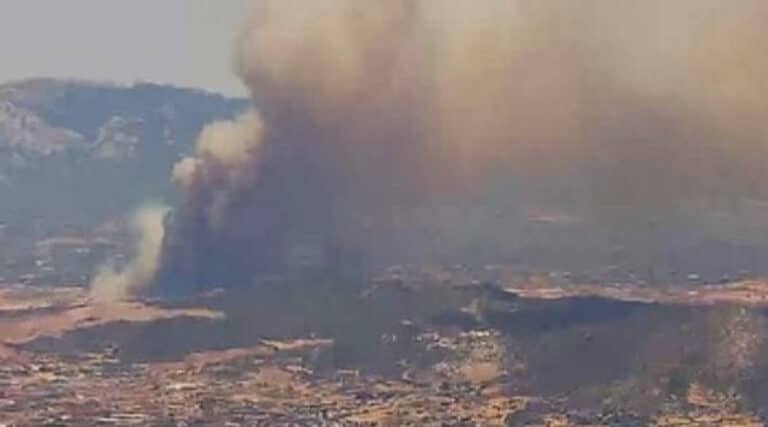 ΜΕΓΑΛΗ ΦΩΤΙΑ ΤΩΡΑ ΣΤΗΝ ΠΙΟ ΚΑΜΕΝΗ ΠΕΡΙΟΧΗ ΤΗΣ ΕΛΛΑΔΑΣ – ΣΥΝΑΓΕΡΜΟΣ ΣΤΗΝ ΠΥΡΟΣΒΕΣΤΙΚΗ