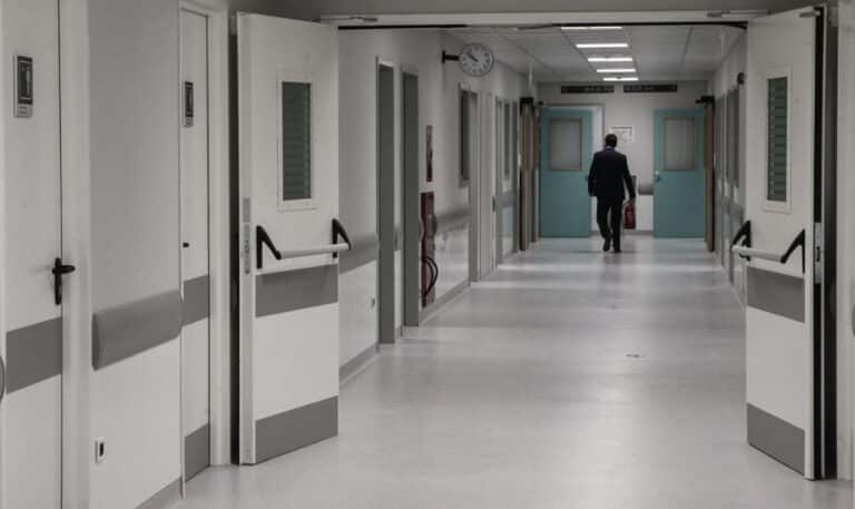 Σοκ: Σορός ηλικιωμένου σε προχωρημένη σήψη εντοπίστηκε στην ταράτσα του νοσοκομείου
