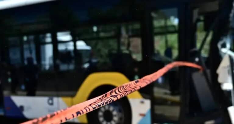 Σύγκρουση λεωφορείου με αυτοκίνητο στη Συγγρού – Αναφορές για 6 τραυματίες