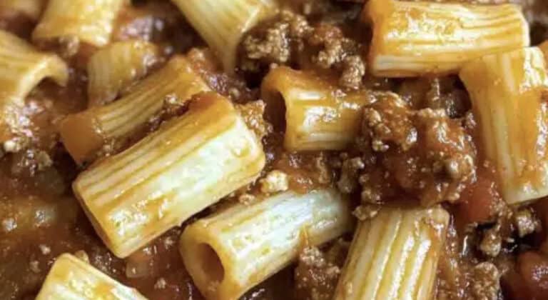 Βάλτε τον ωμό μοσχαρίσιο κιμά σε μια αργή κουζίνα με αυτά τα 4 υλικά. Είναι το τέλειο φαγητό παρηγοριάς.