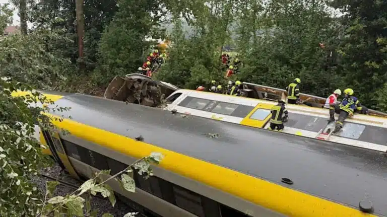 Εκτροχιασμός τρένου στην Γερμανία – Τρεις νεκροί και 34 τραυματίες