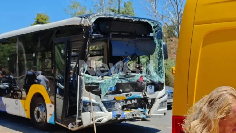 Συγκρούστηκαν δύο λεωφορεία στη Βούλα – Τουλάχιστον 47 τραυματίες, ανάμεσά τους 12 ανήλικοι