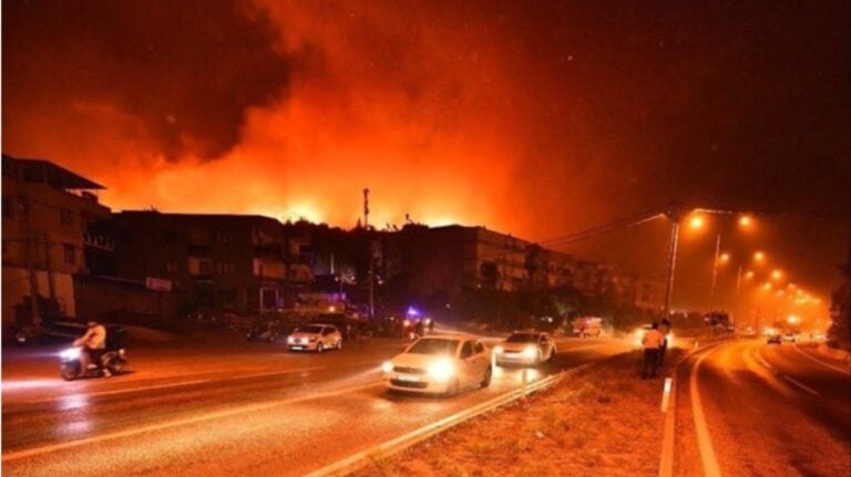 Υπέκυψε πυροσβέστης που είχε τραυματιστεί στις φονικές πυρκαγιές της Σμύρνης