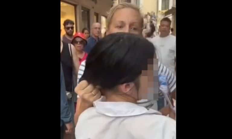 Βενετία: Η στιγμή που τουρίστρια αρπάζει 14χρονη «πορτοφολού» από την κοτσίδα