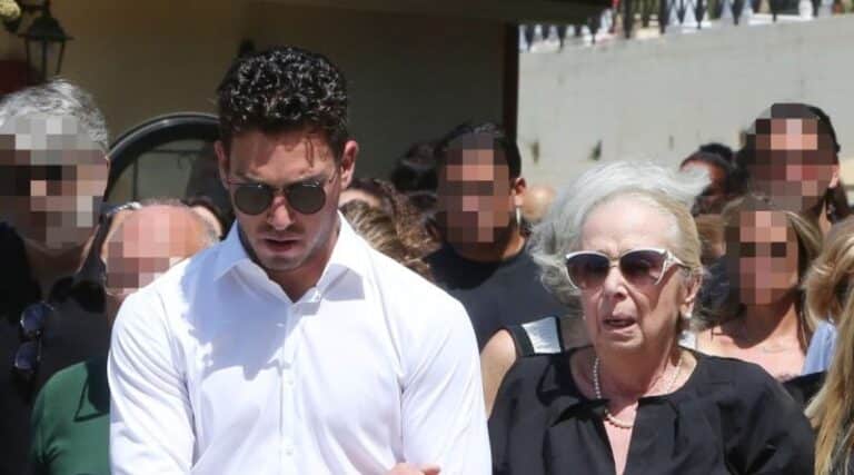 Αλεξάνδρα Νικολαΐδου: Συγκλονιστική παρουσία στην κηδεία της η μητέρας της – Στηριζόμενη από τον εγγονό της