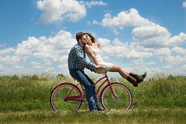e832b0072af0053ecd0b470de7444e90fe76e7d719b8174595f1c5 640 happy couple