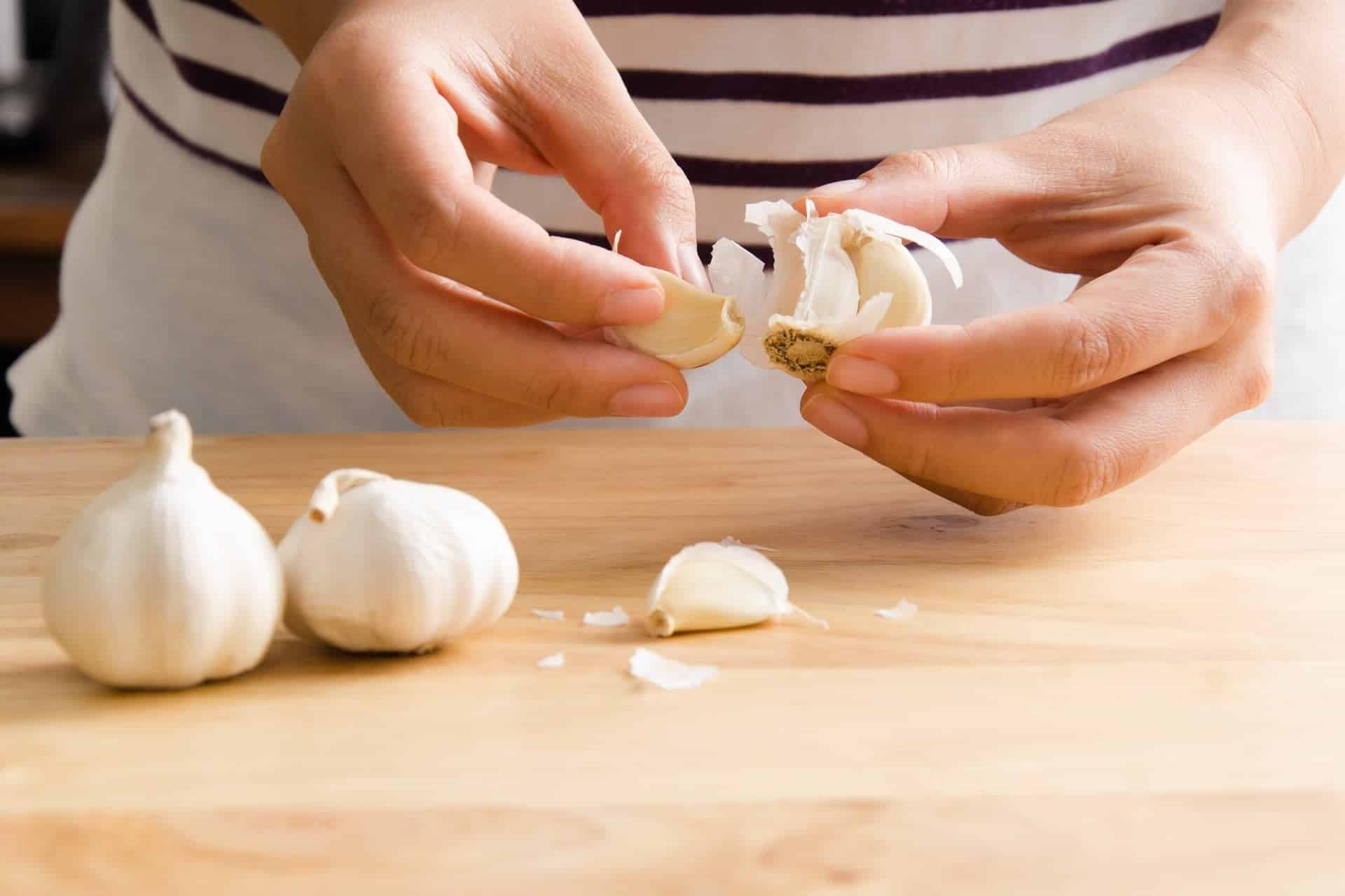 garlic skin how to peel©istock