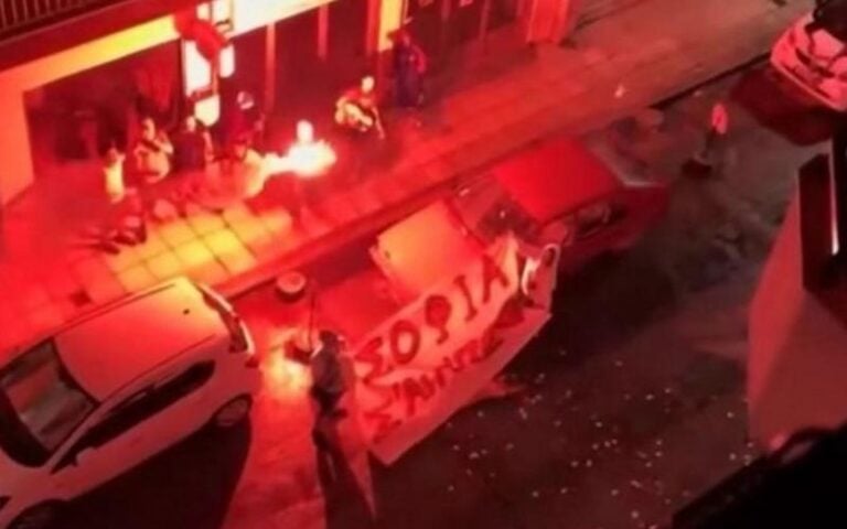Τρομερή καντάδα: «Σοφία σε αγαπώ» – Με πυρσούς και Βασίλη Καρρά