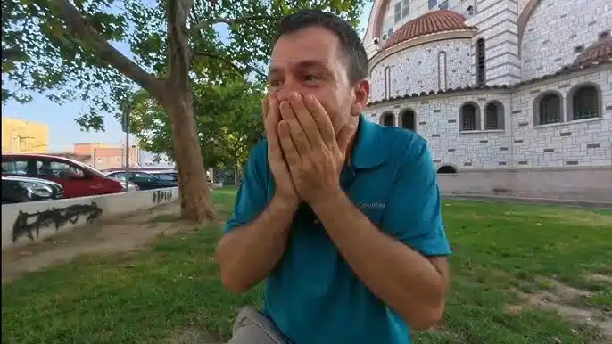 Η στιγμή που ο Ευτύχης Μπλέτσας ρίχνει κολώνα φωτισμού στον Εύοσμο