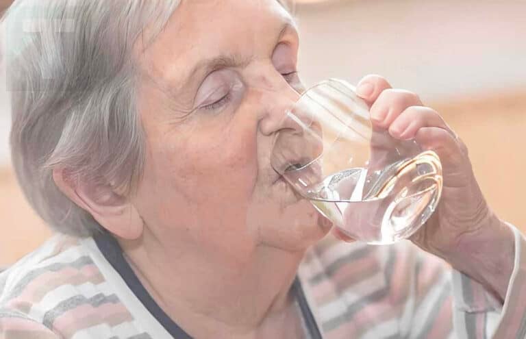 Οφέλη από το να πίνετε νερό με άδειο στομάχι: Ενισχύστε την υγεία σας από την αρχή της ημέρας
