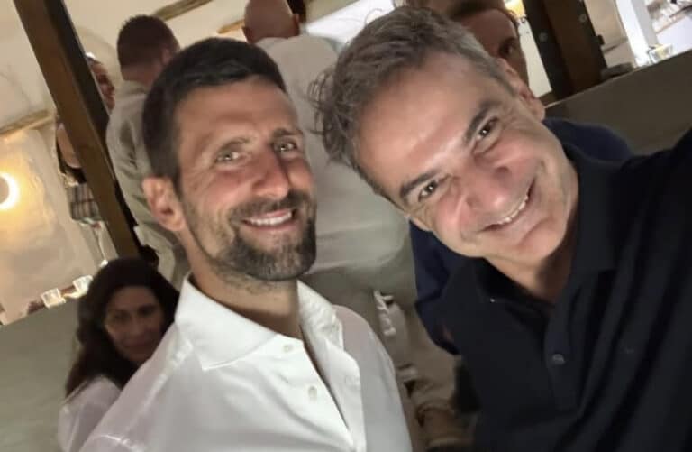 H selfie του Μητσοτάκη με τον Τζόκοβιτς σε ελληνικό νησί