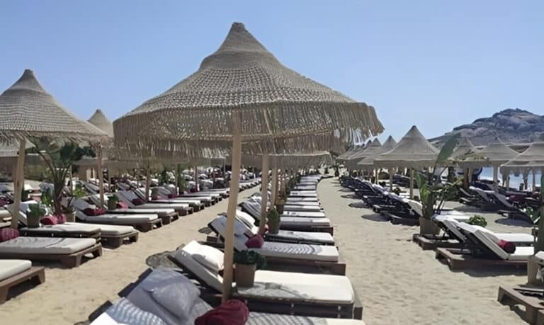 «Μόνο 450 εupώ στην πρώτη σειρά»: TikToker εξαγριώνει τα social για τις «φθηνές» ξαπλώστρες στη Μύκονο