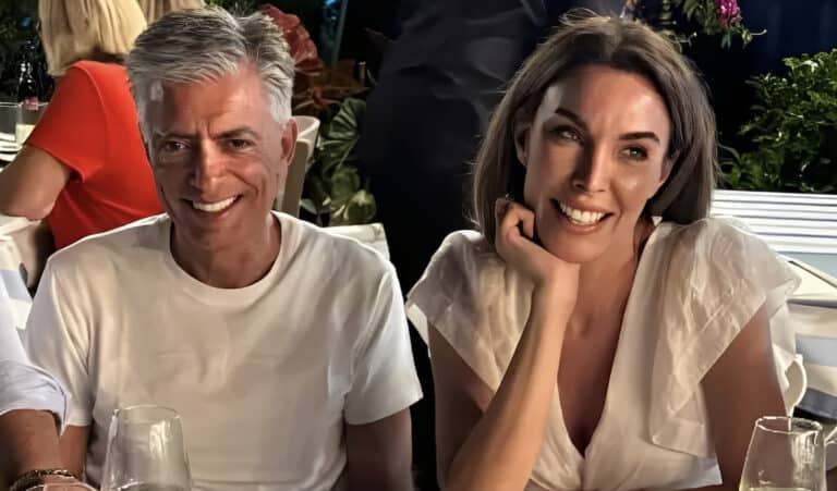 Ιέρεια του στυλ η Τατιάνα Στεφανίδου – Εμφανίστηκε με λευκό σανδάλι 610 εupώ για να φάει παϊδάκια