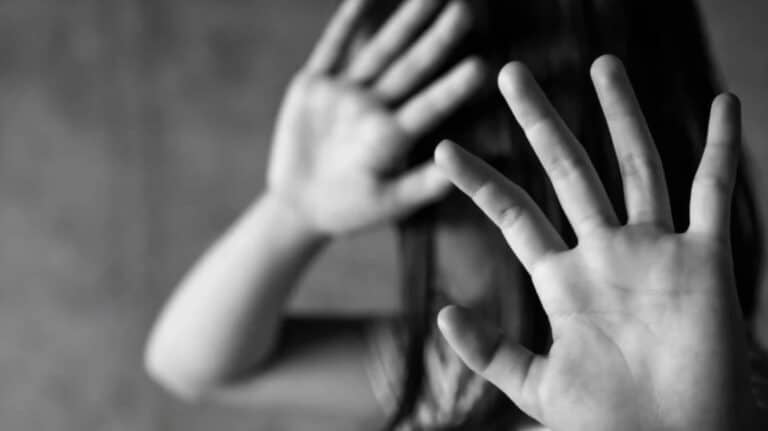 Ρόδος: Το DNA αποκάλυψε την αιμομιξία – Πατέρας βίαζε την κόρη του και έγινε πατέρας του παιδιού της