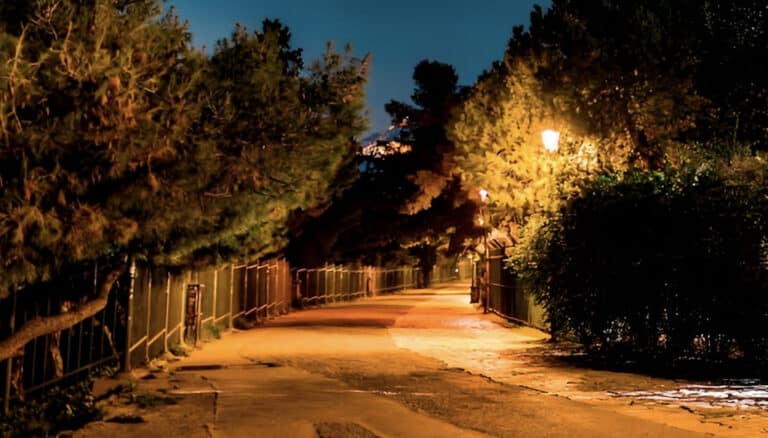 Αιματηρό επεισόδιο στην Ακρόπολη: Πήγε να τον κλέψει και τον ξυλοκόπησε άγρια
