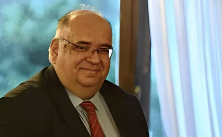 Θλίψη: Νεκρός ο γνωστός καθηγητής και ιεροψάλτης Στέφανος Σκαρπέλος – Υπέστη ανακοπή καρδιάς μέσα στη θάλασσα