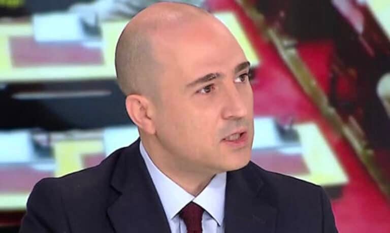 Επιστροφή-φωτιά στην τηλεόραση για τον Κωνσταντίνο Μπογδάνο