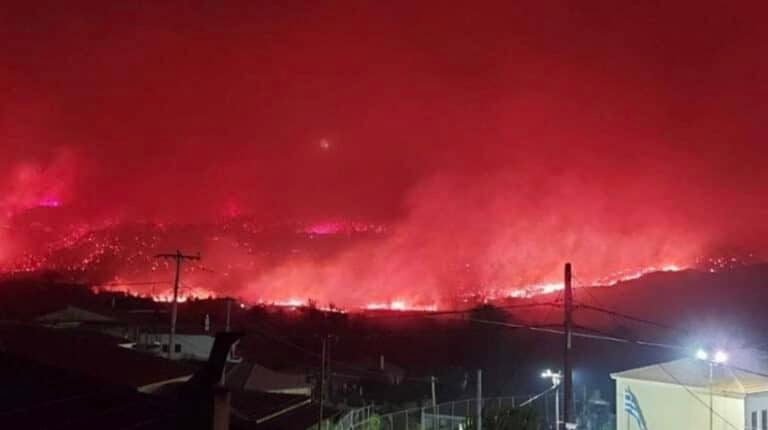 Συγκλονιστική εικόνα από τη φωτιά που απειλεί πέντε χωριά