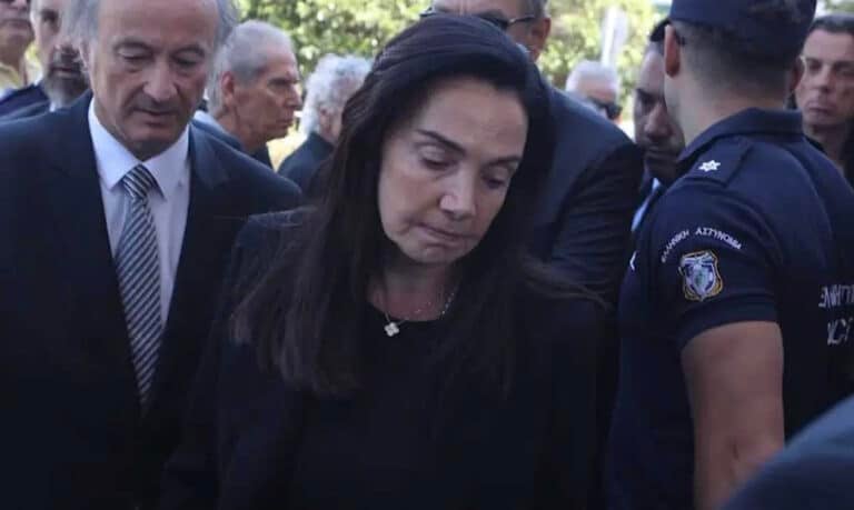 Λένα Σαμαρά: «Σε μια άδεια εκκλησία η Γεωργία Σαμαρά έκλαψε με λυγμούς πάνω από το φέρετρο της κόρης της»