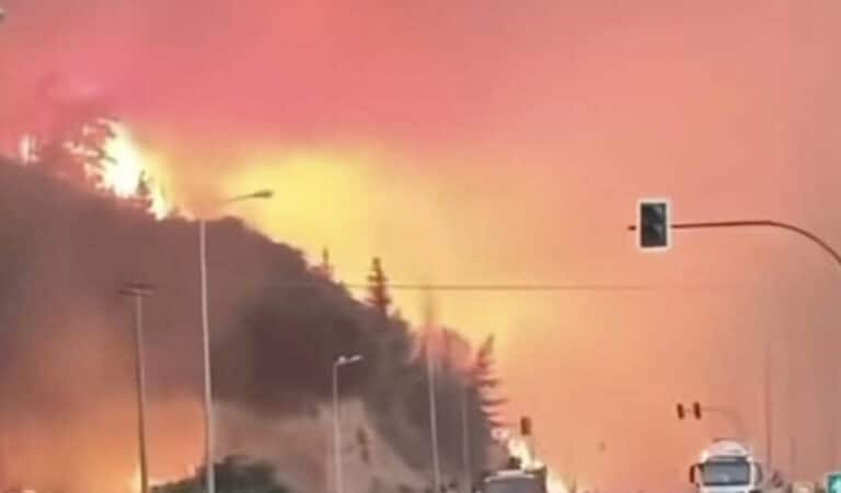 Η ΕΛΛΑΔΑ ΚΑΙΓΕΤΑΙ  – ΕΡΧΕΤΑΙ ΕΦΙΑΛΤΙΚΗ ΝΥΧΤΑ – ΑΥΤΕΣ ΕΙΝΑΙ ΟΙ ΠΕΡΙΟΧΕΣ ΠΟΥ ΑΓΡΙΕΥΕΙ Η ΦΩΤΙΑ