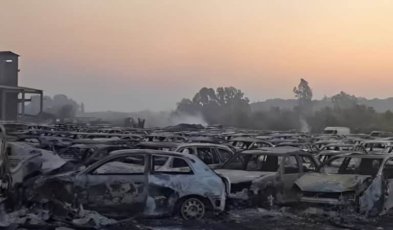 Φωτιά: Κάηκαν ολοσχερώς 550 αυτοκίνητα στο Τελωνείο Πατρών