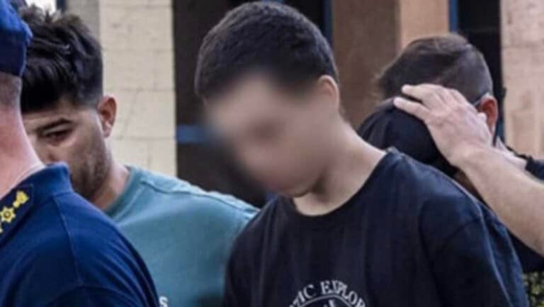 «Πίναμε μπίρες, κάναμε xασiς κι είπαμε να βάλουμε φωτιά»: Tpoμάζει η Oμoλoγiα του 19χρονου