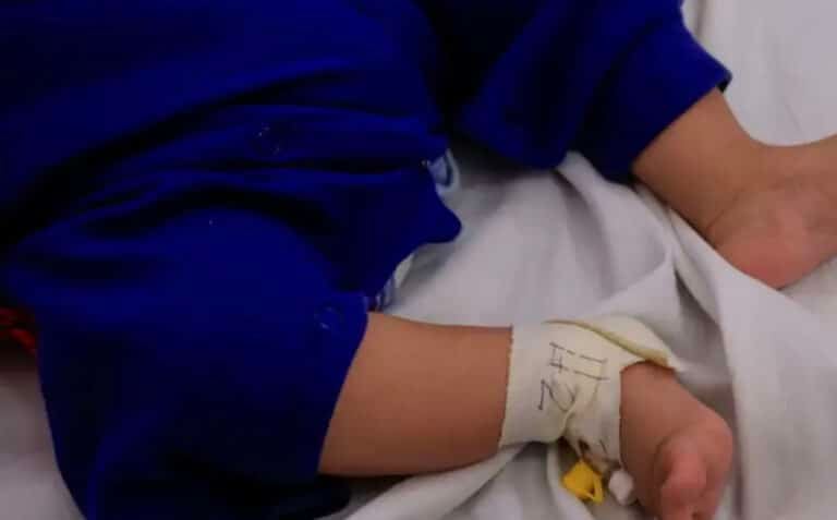 Μητέρα κατηγορείται ότι έκαψε το 3 μηνών μωρό της με πιστολάκι μαλλιών μέχρι θανάτου