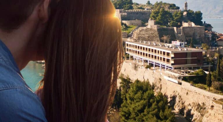 Σόδομα και Γόμορρα στο Ναύπλιο με ζευγάρια κλείνουν βίλες και κάνουν αίσχη – «Είμαστε παντρεμένοι, εχέμυθοι και ψάχνουμε…»