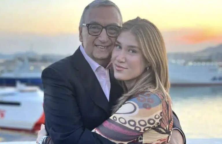 «Ύποπτο να προσπαθεί να αμαυρώσει τη φήμη του πατέρα μου τώρα!» – Καταπέλτης η Νίκη Σούρα