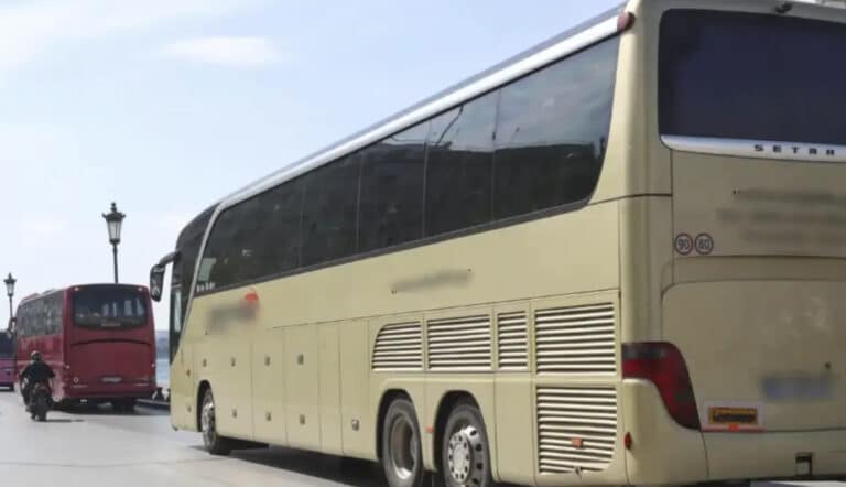 Ανήλικοι πέταξαν πέτρες σε τουριστικό λεωφορείο – 3 τραυματίες, στο νοσοκομείο ο οδηγός
