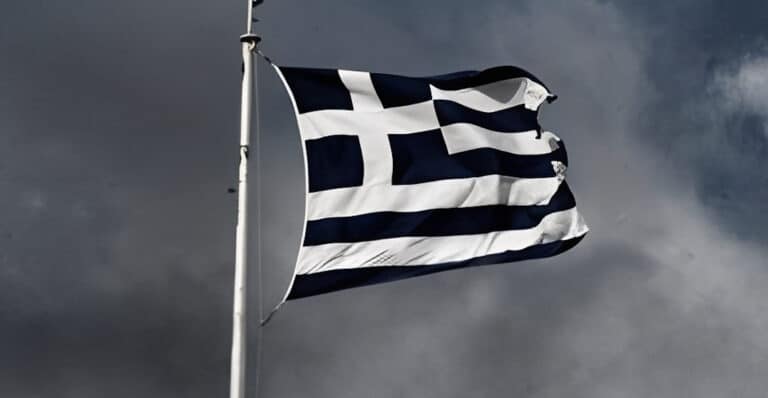 Δημογραφικό: 500.000 λιγότεροι Ελληνες – Πληθυσμιακή συρρίκνωση, καταρρέουν οι γεννήσεις