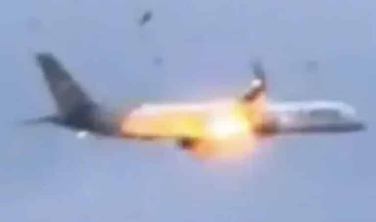 Μηχανή αεροπλάνου τυλίγεται στις φλόγες στον ελληνικό ουρανό καθώς οι επιβάτες στέλνουν «αποχαιρετιστήρια μηνύματα»