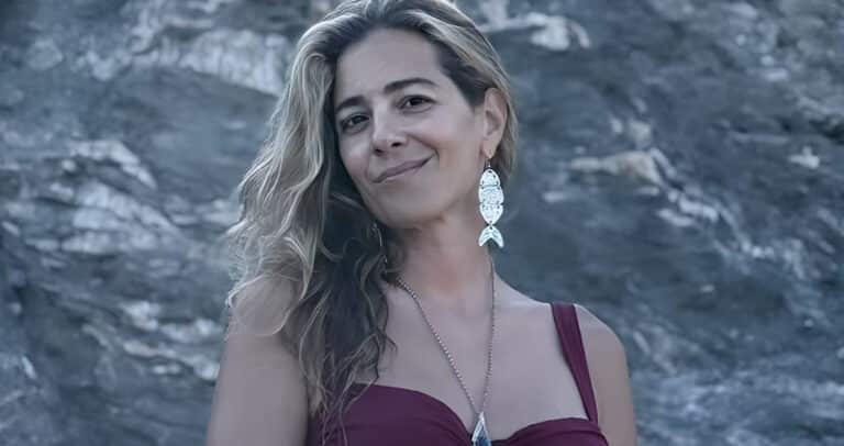 Στη Φολέγανδρο με τον σύζυγό της η Νατάσσα Μποφίλιου – Οι φωτογραφίες με μπικίνι στην παραλία
