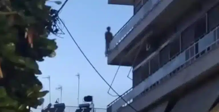 Σοκ στο Αγρίνιο: Νεκρή νεαρή μητέρα που έπεσε από μπαλκόνι πολυκατοικίας στον 4ο όροφο