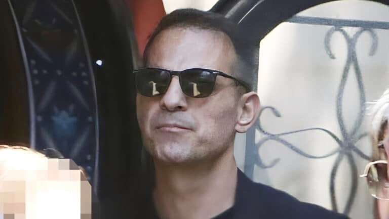 Ντέμης Νικολαΐδης: Το στεφάνι με τα ροζ και λευκά λουλούδια του στην κηδεία της Αλεξάνδρας