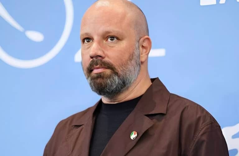 Με σημαία της Παλαιστίνης στο πέτο ο Γιώργος Λάνθιμος στο φεστιβάλ Βενετίας – «Η ανθρωπότητα πλησιάζει σε κρίσιμη ώρα»
