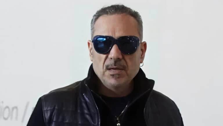 Νότης Σφακιανάκης: Σπάνια εμφάνιση στη Βάρκιζα – Οι περαστικοί δεν πίστευαν στα μάτια τους