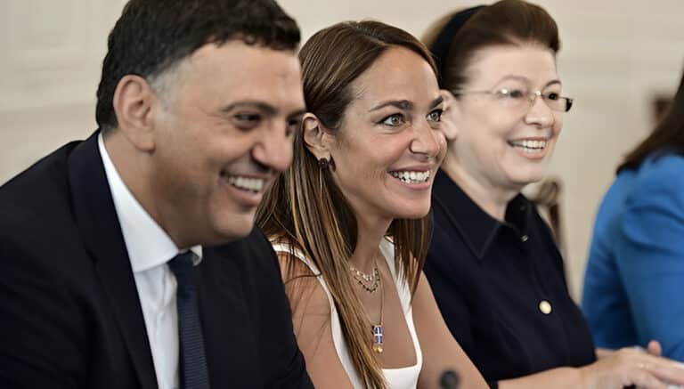Υπουργικό συμβούλιο: Οι μπλε φάκελοι, τα χαμόγελα και το «πακέτο» του Παπασταύρου