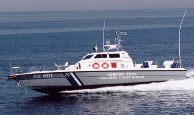 Χίος: Άφαντος ο κρατούμενος που βούτηξε από το πλοίο – Κρατούνται οι τέσσερις αστυνομικοί