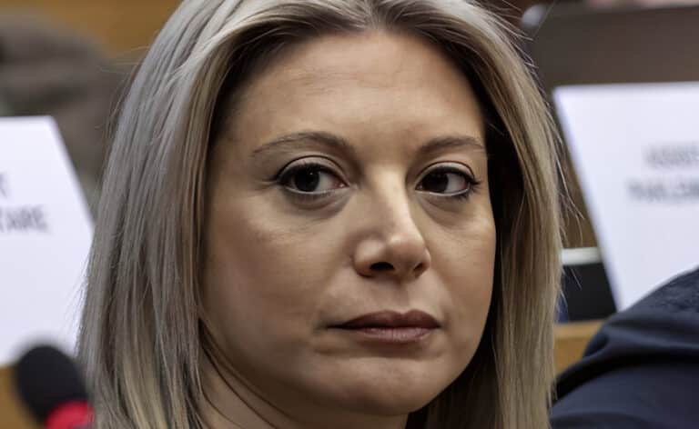 Έξαλλη η Μαρία Καρυστιανού με χυδαίο σκίτσο για τα Τέμπη