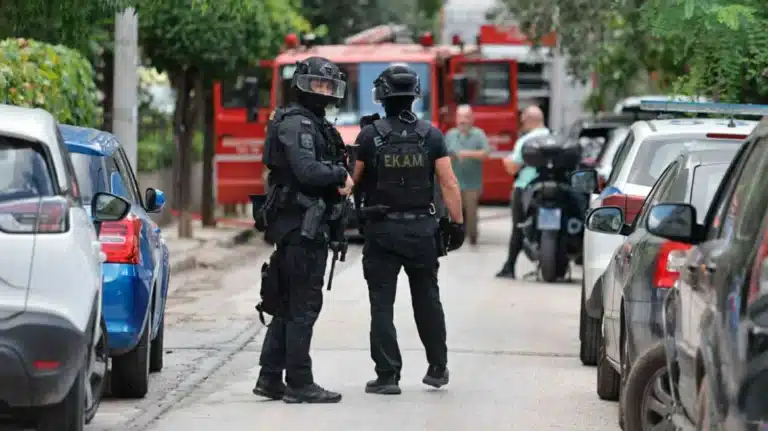 Συνελήφθη ο άνδρας που είχε ταμπουρωθεί σε διαμέρισμα στον Χολαργό – Πέταξε μολότοφ από το μπαλκόνι του και απειλούσε αστυνομικούς