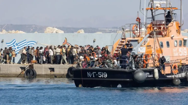 Κρήτη: Πάνω από 1.100 μετανάστες στην Αγυιά – Φόβοι για «υγειονομική βόμβα»