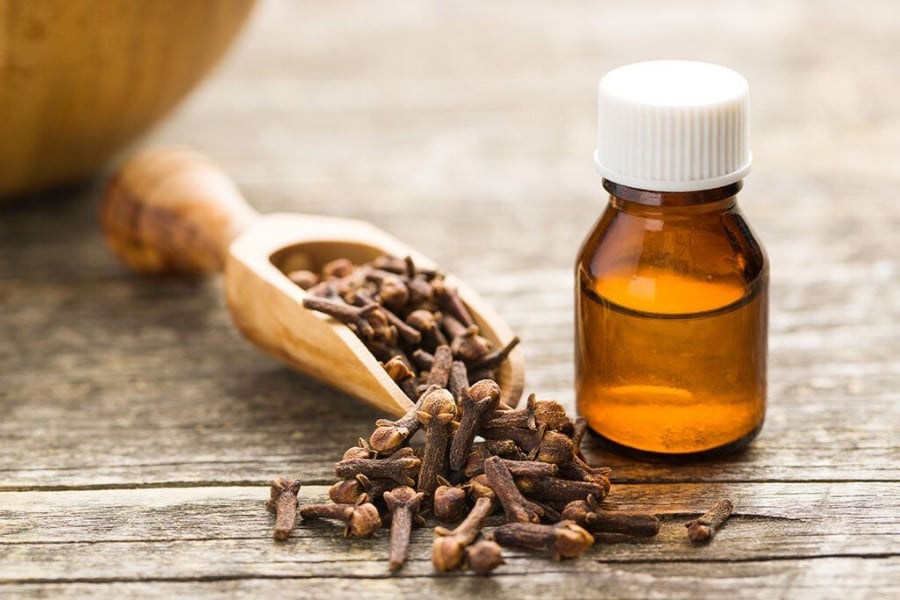 1643645290597 612859937 bigstock essential oil of cloves and cl 285632530